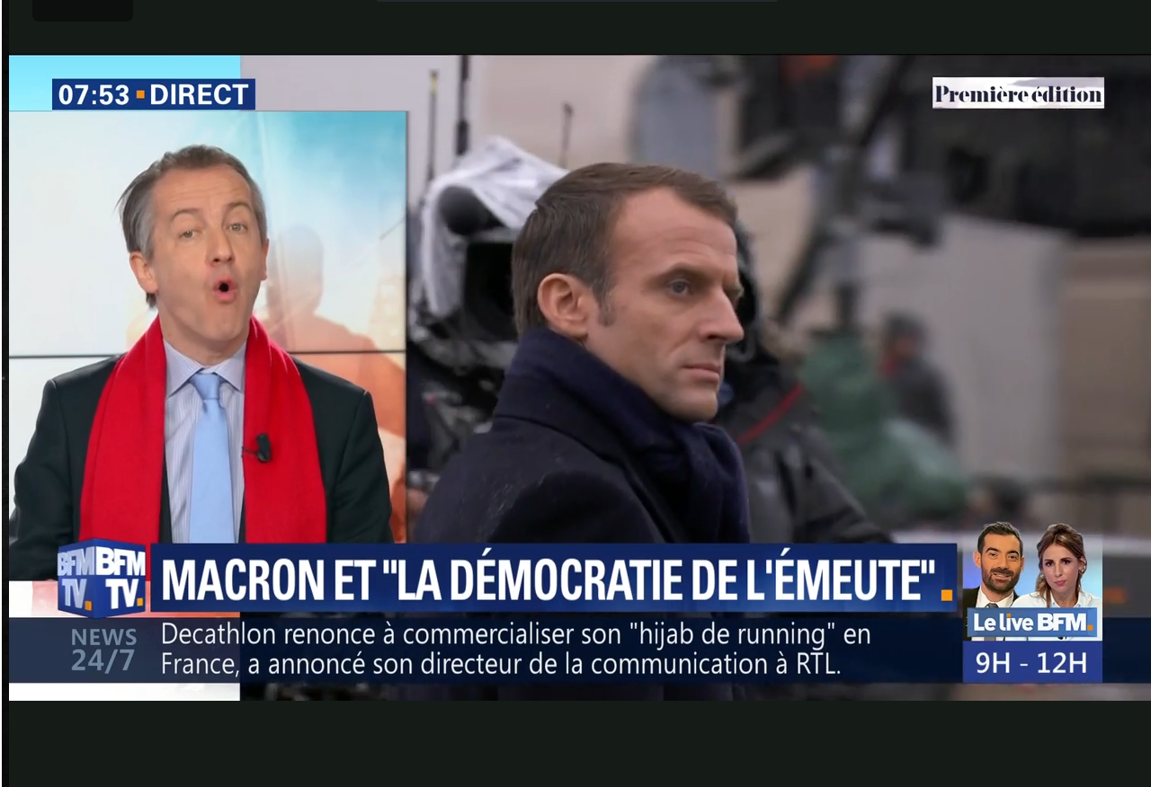 Capture d'écran de BFM TV montrant Christophe Barbier commentant une intervention d'Emmanuel Macro