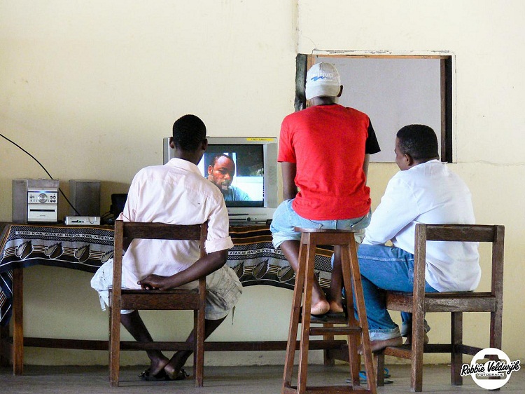 
            TV payante en Afrique : piratage en bande organisée          