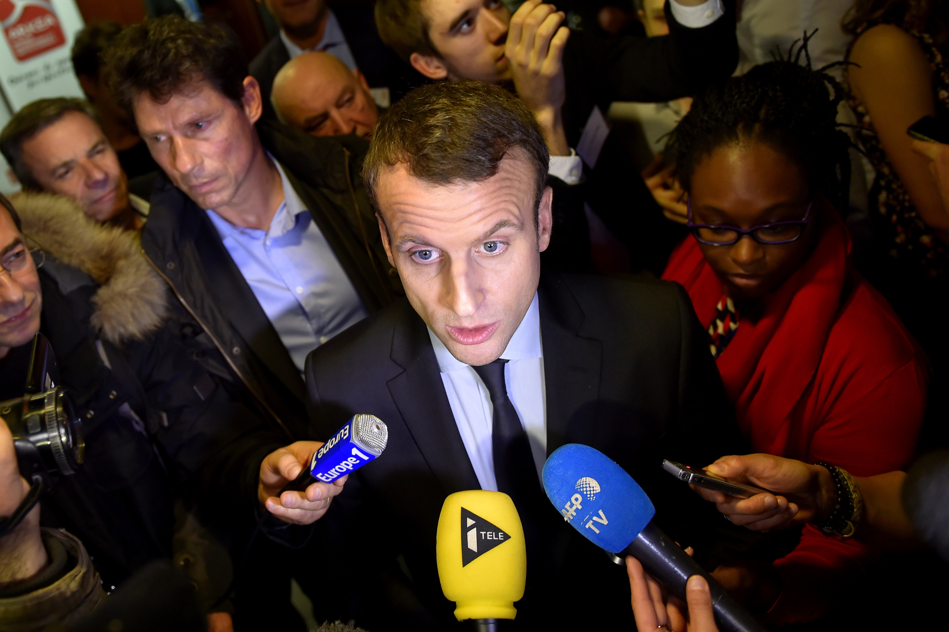 Emmanuel Macron répond aux questions de journalistes en août 2016, à ses côtés Sibeth Ndiaye.