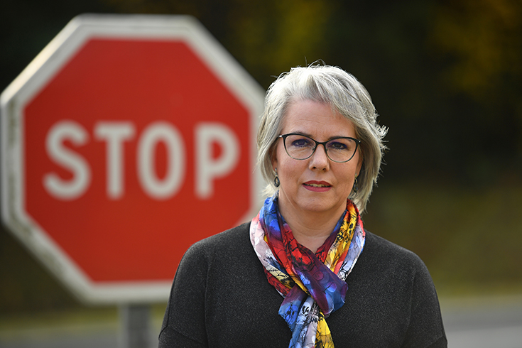 L'ancienne « gilet jaune » Jacline Mouraud pose devant un panneau « Stop » le 13 novembre 2018.