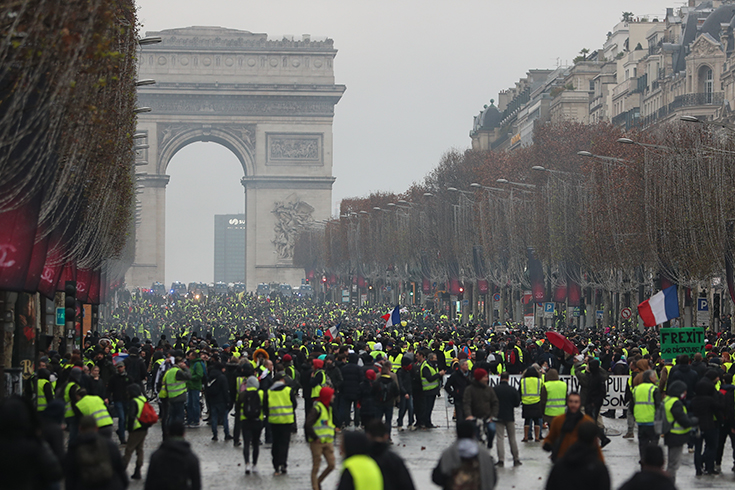 Photo montrant des manifestants « gilets jaunes » sur les Champs Élysées à Paris le 8 décembre.