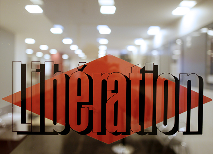 Photographie du logo du journal Libération (il a été collé sur une vitre) prise en mars 2014 à l'entrée du journal.