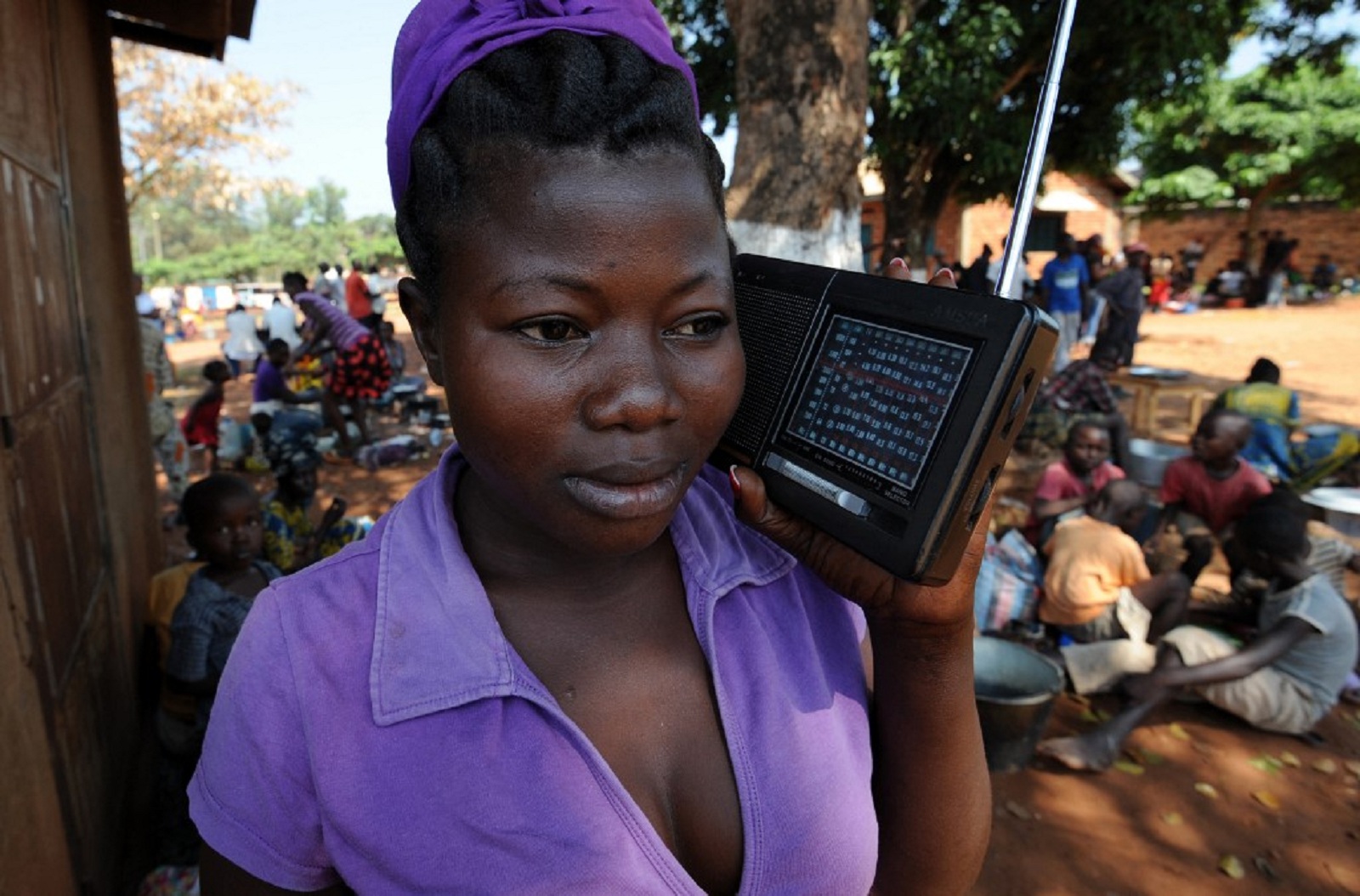 Une jeune femme écoute la radio à Bangui