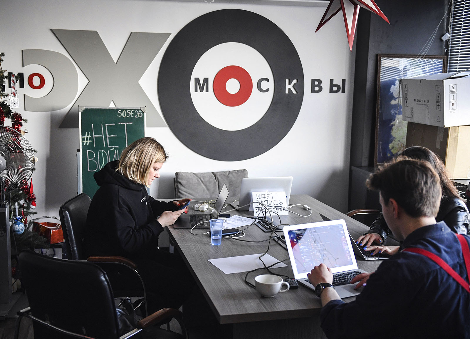 journalistes dans les bureaux de la radio Ekho Moskvy le 3 mars 2022