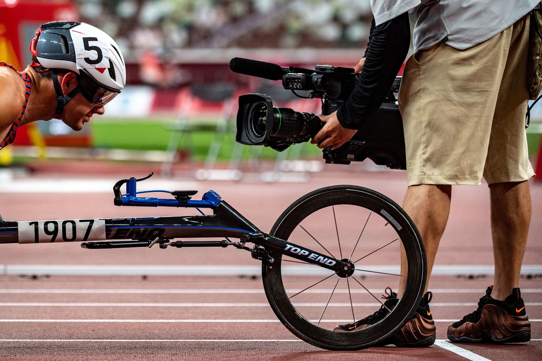 L'Américain Daniel Romanchuk regarde une caméra avant la finale masculine du 400 m - T54 des Jeux paralympiques de Tokyo, au stade olympique de Tokyo le 29 août 2021